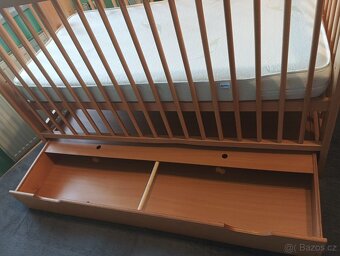 Masivní dřevěná postýlka - 5