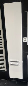 Skříňka s umyvadlem a baterií a vysoká skříň - 5