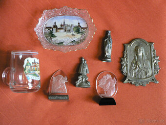 Vyřezávaný talíř, tepaný talířek, lžíce, činka, žiletky aj. - 5