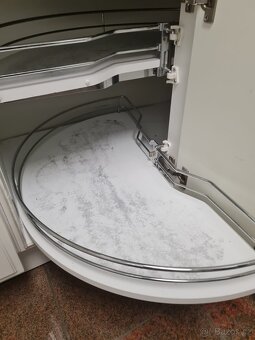 Krásná moderní kuchyňská linka se spořebiči - 5