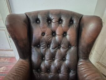HNĚDÉ KOŽENÉ KŘESLO - UŠÁK VE STYLU CHESTERFIELD - 5