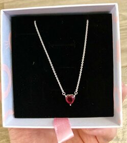 Krátký náhrdelník s přívěskem Třpytivá aureola srdce - 5