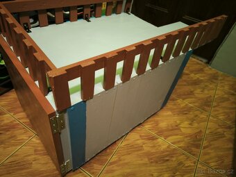 Domácí dřevěná bouda s balkónem - 5