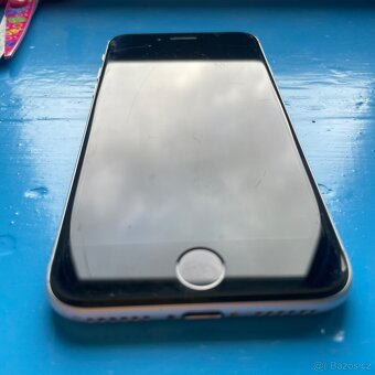Prodám iPhone SE 2020 64GB bílý - 5