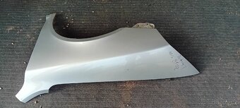 Škoda Octavia 2 levý přední blatník stříbrný odstín 9102 - 5