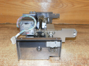 Lineární posuv, krokový motor s převodovkou, rozsah 130 mm - 5
