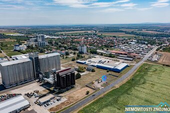 Prodej komerčního pozemku, u hlavní komunikace, Tasovice u Z - 5
