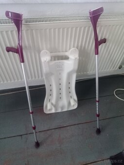 Chodítko na kolečkách, židle WC, sedák na vanu - 5