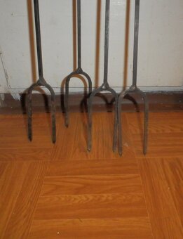 Litinové rošty+ocelové opékací vidličky - 5