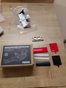 Meng 1:12 F1 McLaren+ Senna figurka Meng - 5