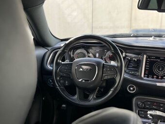 Pronájem vozu Dodge Challenger 5.7 HEMI Shaker - 5