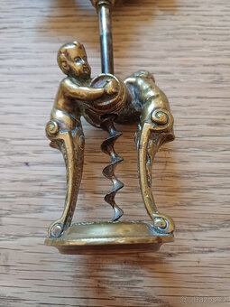 VZÁCNÁ STAROŽITNÁ MOSAZNÁ VÍNOVÁ VÝVRTKA ORMOLU ZDOBENÁ CHER - 5