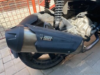 Aprilia SR Max 300 - 5