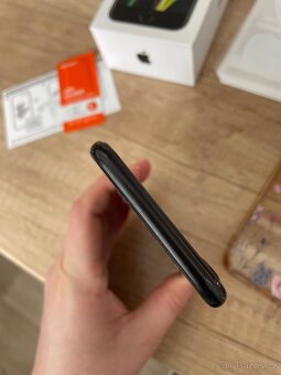 Černý iPhone SE 2020 64GB - 5