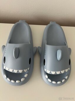 Comfyfins Shark slide Pantofle, žabky - 5