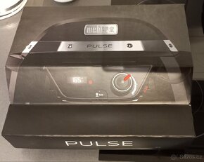 gril Weber PULSE 1000  s ochranným obalem. Zakoupeno 5/2022 - 5