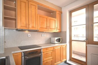 Velmi pěkný 2+kk, 68m2 se dvěma lodžiemi, garáží a sklepem, - 5