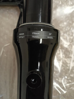 Nová vidlice Rock Shox ZEB Ultimate 29" Butter Cups - 5