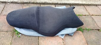 Yamaha MT-10 - alcantara sedlo - 5