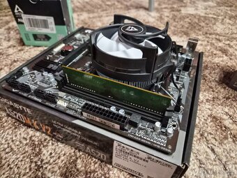 AMD Ryzen 3 3200G + Gigabyte A520M K V2 + 8GB RAM DDR4 - 5