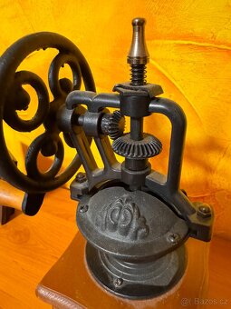 mlýnek na kafe pseudohistorický - 5