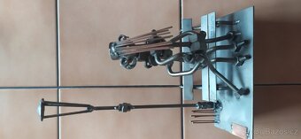 Mladí v nočním parku. - 5