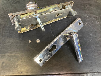 Bezpečnostní dveřní kování ROSTEX se zámkem za 500 kč - 5