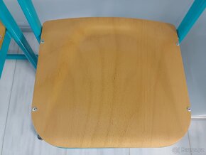 4 stohovatelné židle s kovovou podnoží - 5