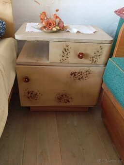 Skříně, postel, noční stolek - 5