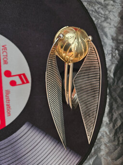 Harry Potter – soška Zlatonka na podstavci "Golden Snitch - 5