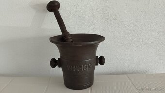 Starý válečný litinový hmoždíř s dělem a rokem 1914-1917 - 5
