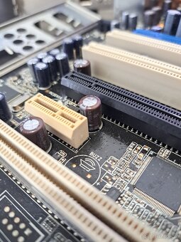 Základní deska - 775 Asus P5B Deluxe + CPU Intel + 4GB - 5