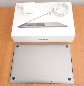 MacBook Pro 15" 6xCore i7 16 RAM 256 SSD TOP STAV - 5