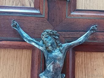 VELKÝ STAROŽITNÝ DŘEVĚNÝ KŘÍŽ S BRONZOVÝM KRISTEM HARDY - 5