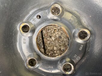 originální kola Volkswagen se zimní pneu 195/65 R15 - 5