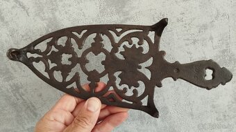 Krásná stará zdobená podložka pod starou žehličku. - 5