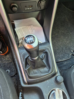 Prodám Hyundai i30 1.6CRDi 81kW Kombi r.v. 2013 - 5