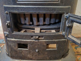 Holandská litinová kamna s konvicí na vodu - 5