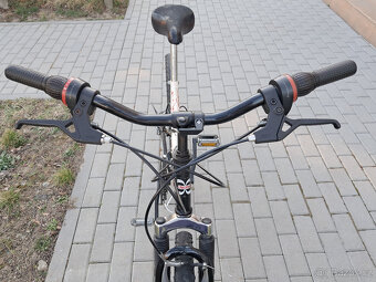 Horské kolo Engine Alpena, stojan na kolo a cyklo helma - 5