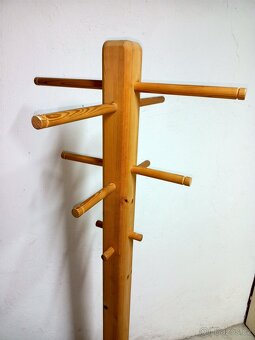 Prodám hezký věšák z masivu - 5