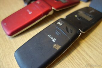 Véčko - mobilní telefon Primo 413 černý / červený - 5