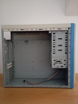 Starší PC skříň s DVD mechanikou a disketovou jednotkou - 5