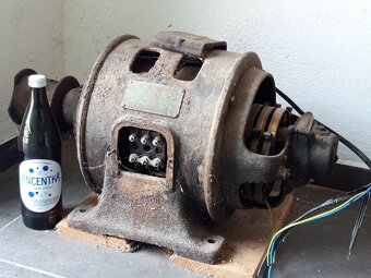 Historický otevřený motor s řemenicí - 5