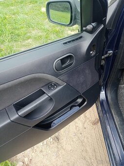 Prodám Ford Fiesta 1,3 benzín, r.v. 3 /2005, najeto173.900km - 5