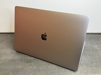 Macbook Pro 16" 2019 / I7 / 16GB / 2TB / Space gray - 5