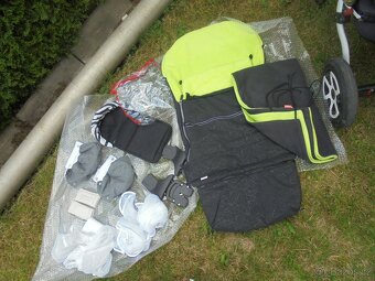 Elegantní kočárek 2v1 po jednom dítěti s bohatou dovýbavou - 5