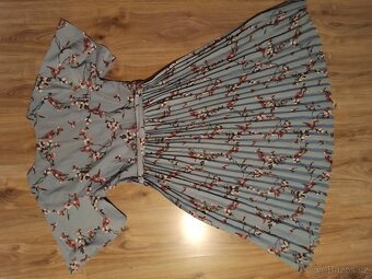 plisované šaty PrettyLittleThing - 5