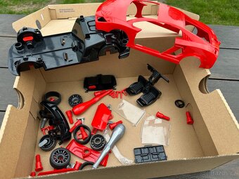 Revell plastikový model sportovního auta 1:24 - 5