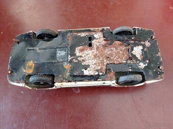 Plechové autíčko a jiné hračky - 5