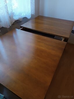 Prodám masivní málo užívaný rozkládací jídelní stůl - 5